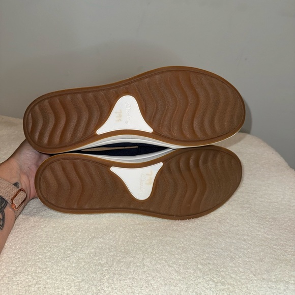 Clarks Blue and White Flats Sporty Slip-On. Size 9.5 - Picture 4 of 5